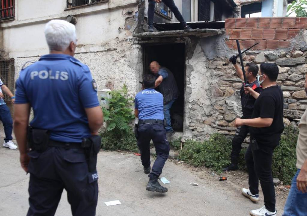Bursa'da çöp evini temizletmeyen şahıs, polisi bıçakladı