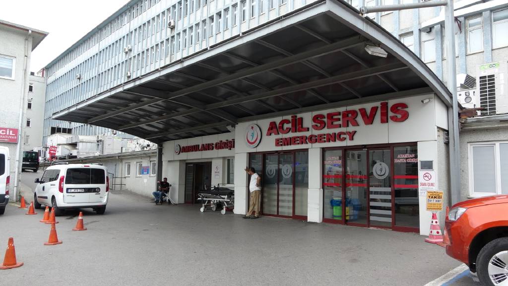 Trabzon'da rapor alamayınca doktorun dizini kırdılar
