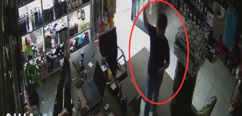 Kaldı mı böyleleri? Ürün aldı, kasiyerin uyuduğunu görünce parasını bıraktı