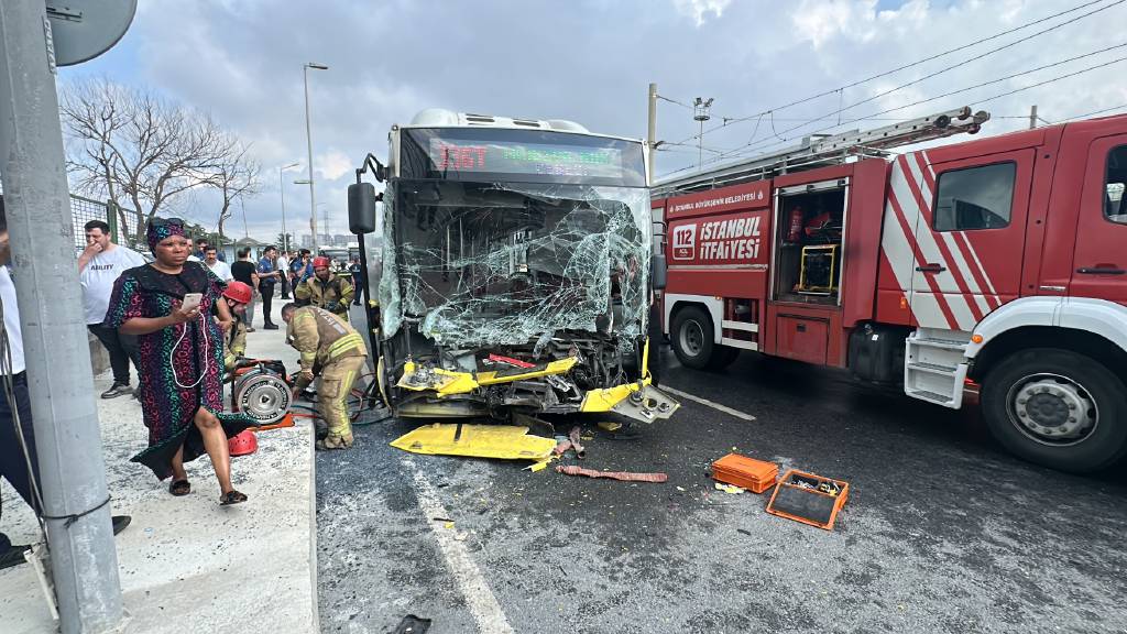 İstanbul'da İETT otobüsü park halindeki tıra arkadan çarptı: 8 yaralı