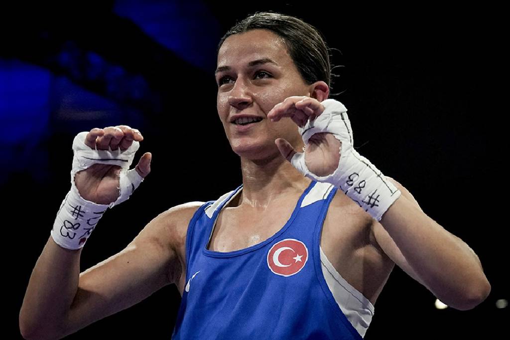 Milli boksör Hatice Akbaş, Paris 2024'te finalde!