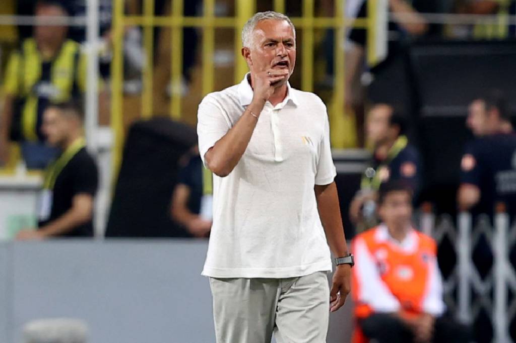 Fenerbahçe 1-0 Adanademirspor! Fenerbahçe maçtan galip ayrıldı. Mourinho sezona galibiyetle başladı.