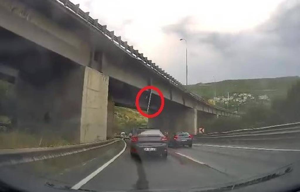 Viyadükten kopan beton parçası faciaya neden oluyordu! Ölümden santimlik kurtuluş...