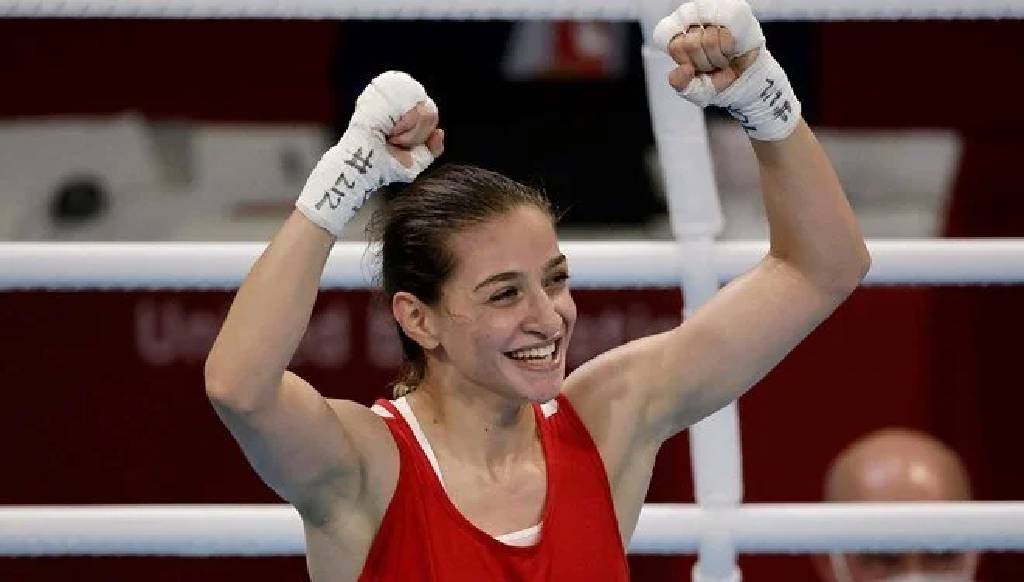 Milli boksör Buse Naz Çakıroğlu yarı finalde!