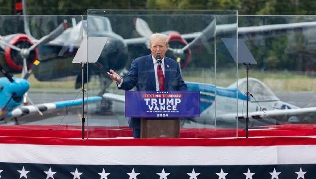 Trump'tan suikast girişimi sonrası ilk açık hava mitingi: Kurşungeçirmez cam arkasından konuştu