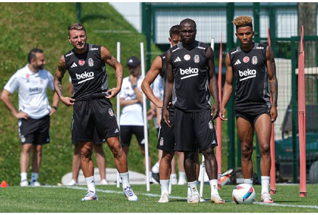 Beşiktaş'ın teknik direktörü Van Bronckhorst'tan süpriz karar!