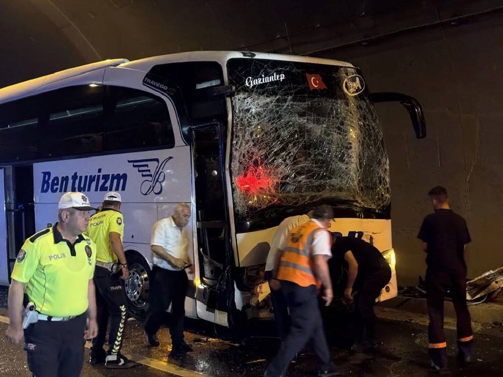 Anadolu Otoyolu'nda zincirleme kaza: 4 araç birbirine girdi...