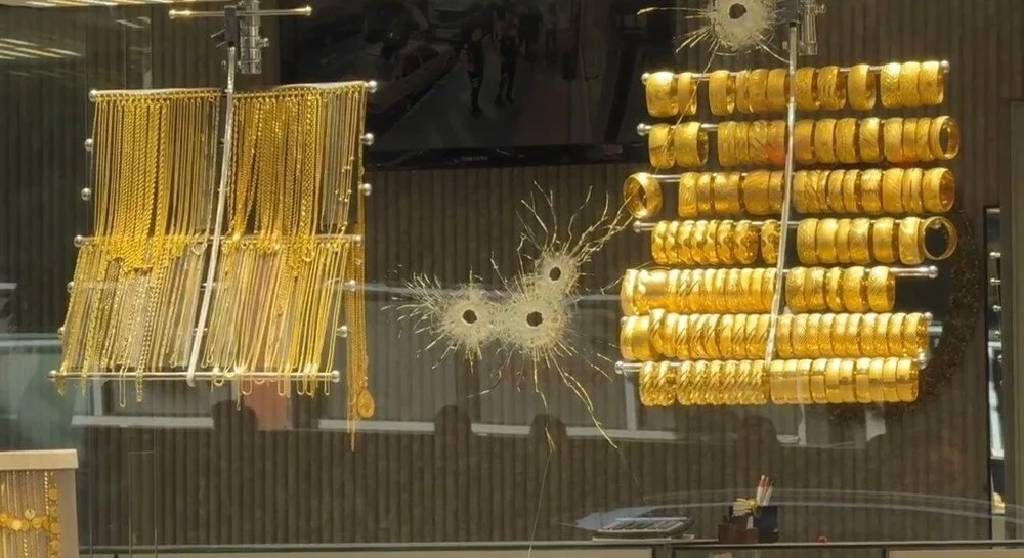 İstanbul'da kuyumcuya silahlı saldırı: Canını son anda kurtardı