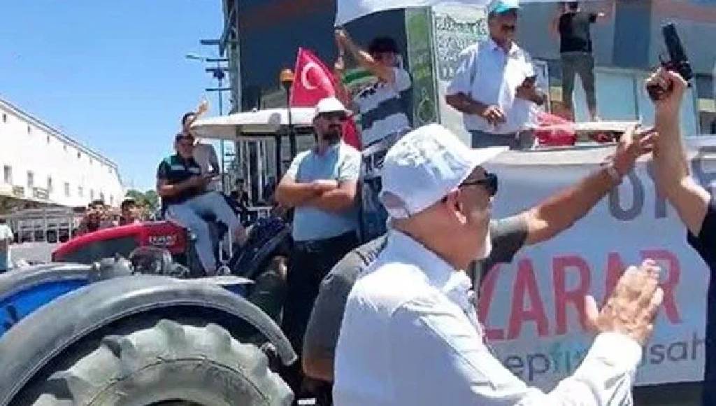 Gaziantep'te CHP'li vekilin konuşması sırasında "Kimseyi konuşturmam" diyerek havaya ateş açtı...