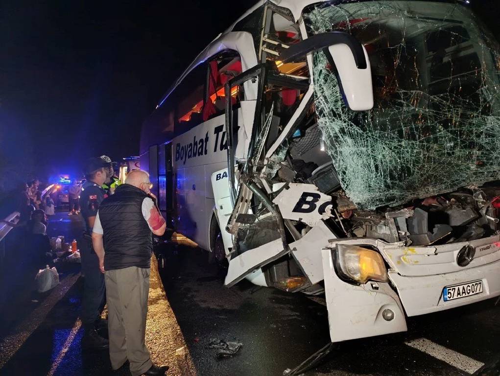 Düzce'de yolcu otobüsü, tıra çarptı: Çok sayıda yaralı var...