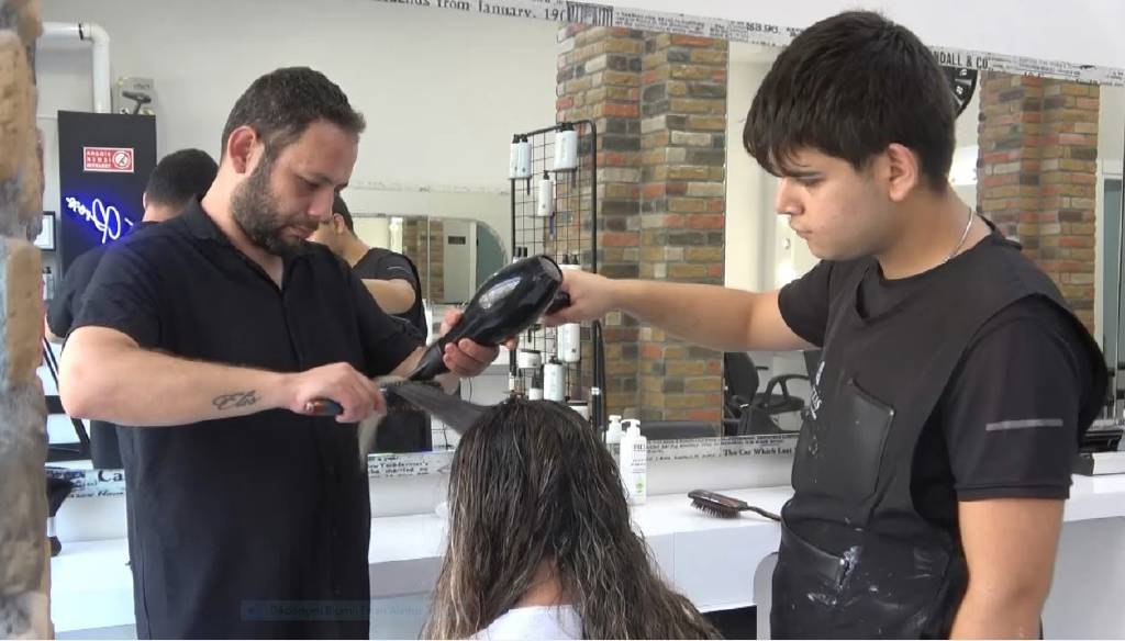 Kanser olan müşterisine destek olmak isteyen kuaför herkesi ağlattı! Saçlarını hiç düşünmeden kazıdı