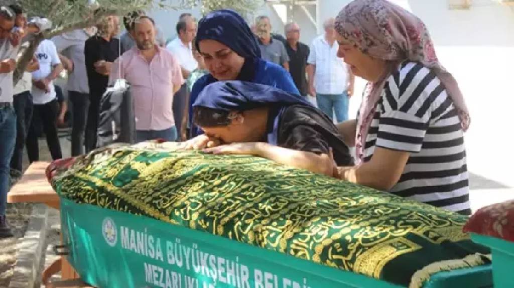 3 kardeş son yolculuklarına uğurlandı... Acılı anne isyan etti: "Hangi birinize yanayım"