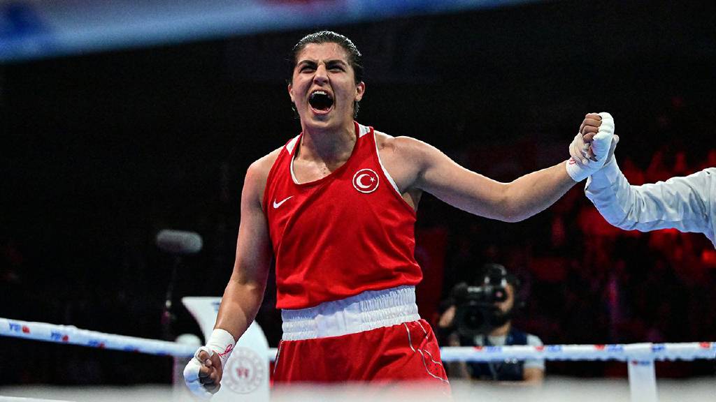 Milli boksör Busenaz Sürmeneli çeyrek finale yükseldi!