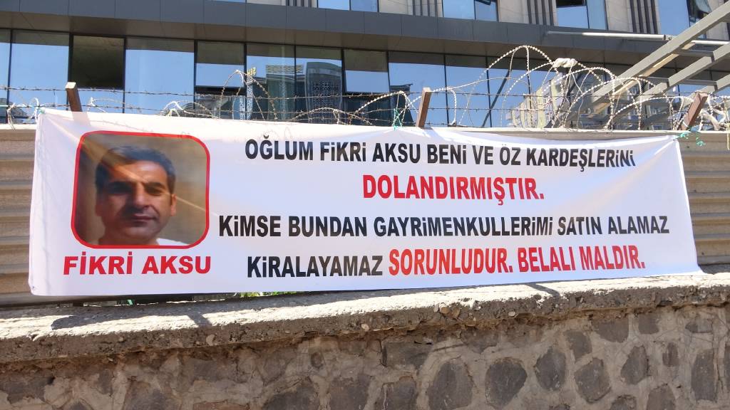 Diyarbakır’da bir babanın pankartlı isyanı! ‘Oğlum beni dolandırdı’ 