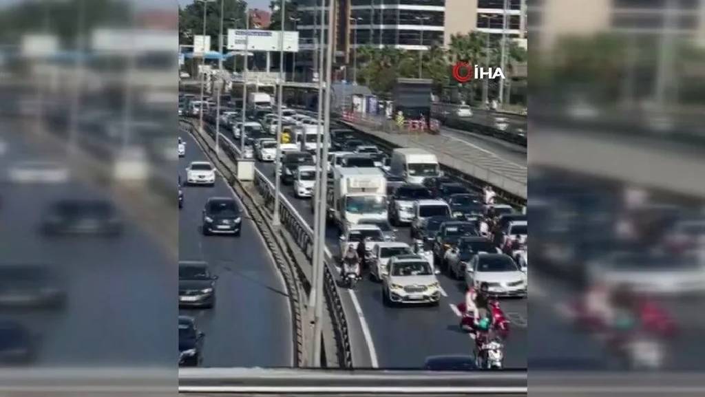 E-5'te konvoydan inip halay çektiler: Trafik durdu