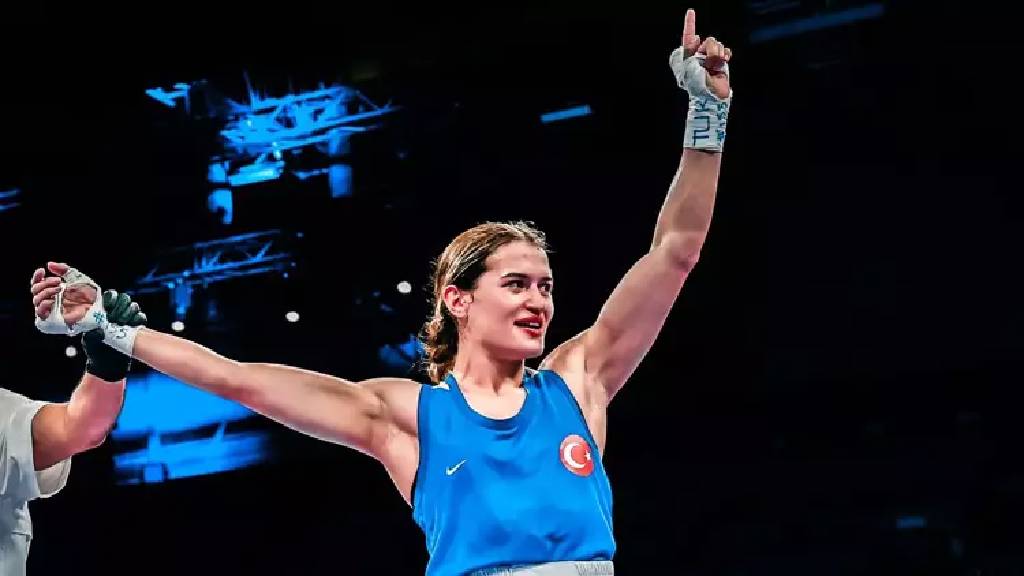 Milli boksör Esra Yıldız Kahraman, Paris'te yarı finalde!