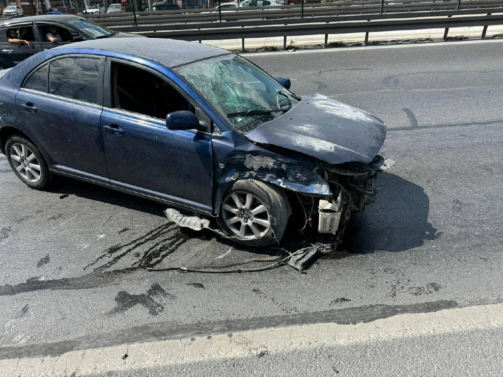 Makas atarak ilerlerken 2 otomobile çarptı: Aracını bırakıp kaçtı