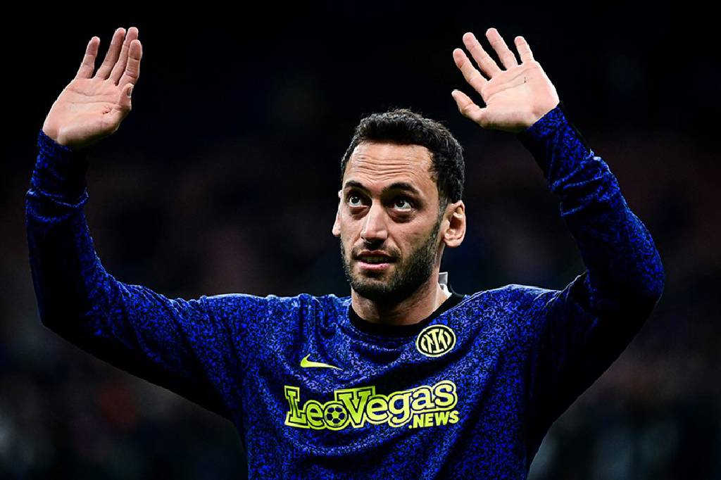 Hakan Çalhanoğlu'ndan transfer iddialarına yanıt geldi