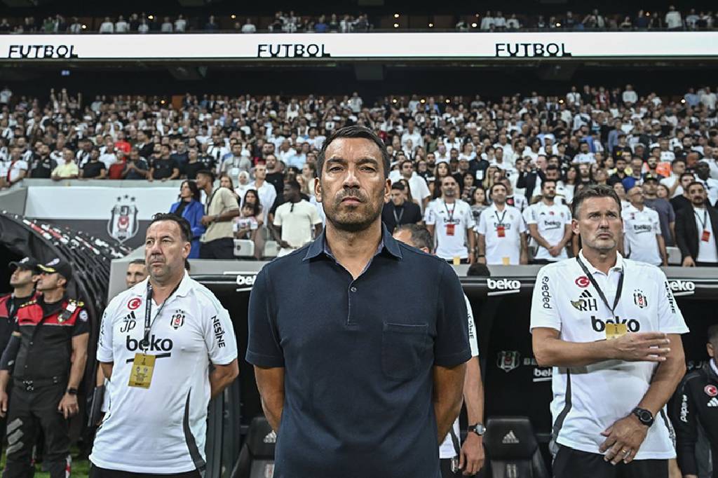 Van Bronckhorst'tan 5-1'lik zafer sonrası transfer mesajları