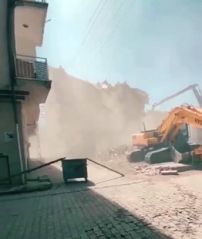 Korna sesi, 5 katlı binayı yerle bir etti...