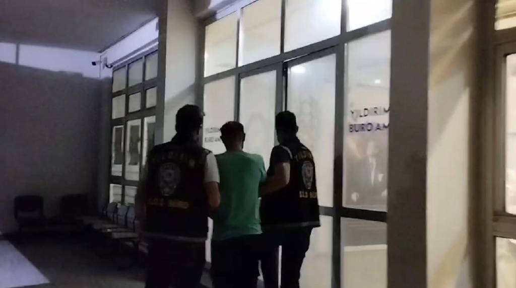 Aranan hırsız, evine kıyafet değiştirmeye gelince yakayı ele verdi...