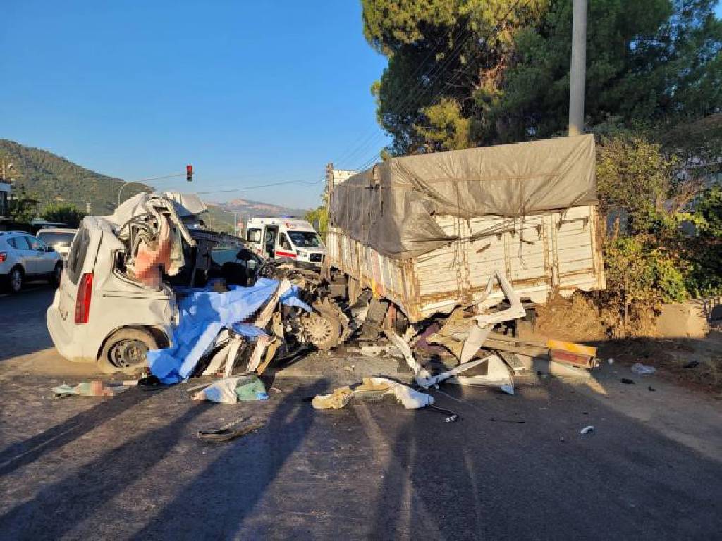 Manisa'da korkunç kaza! 4 ölü 3 ağır yaralı...