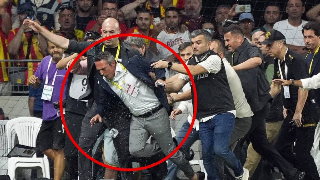 Göztepe Deplasmanında saha karıştı! Ali Koç'a saldırı! 