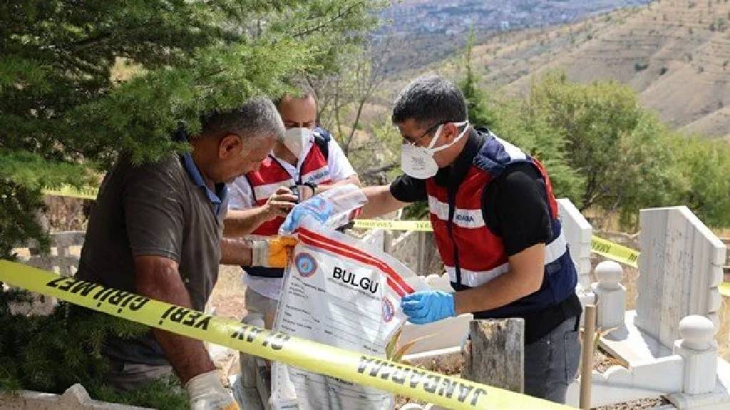 Elazığ'da kan donduran olay: Mezarlıktaki poşetten bebek cesedi çıktı