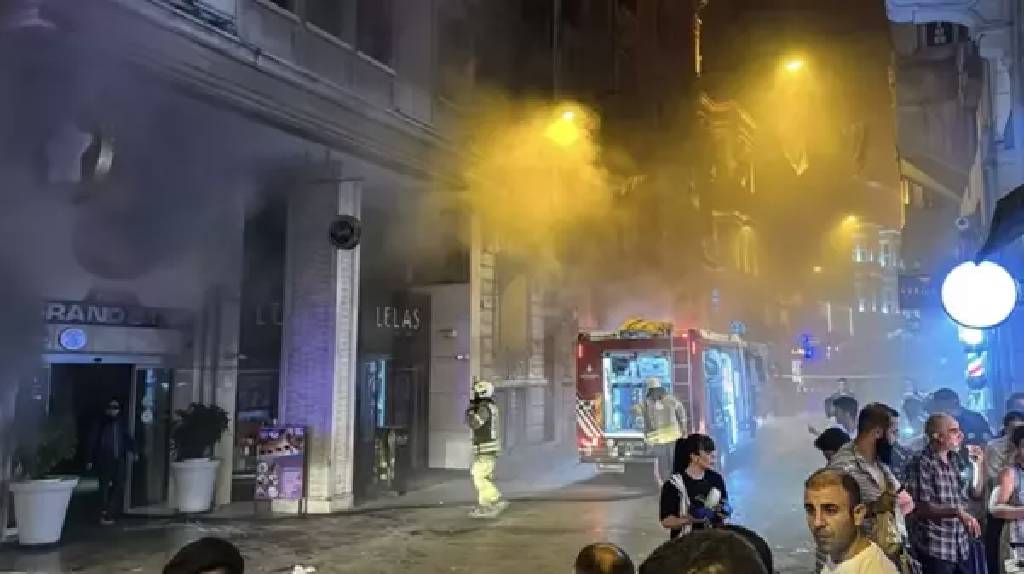 Ekipler zamanla yarıştı! İstanbul'da 9 katlı otelde yangın çıktı...