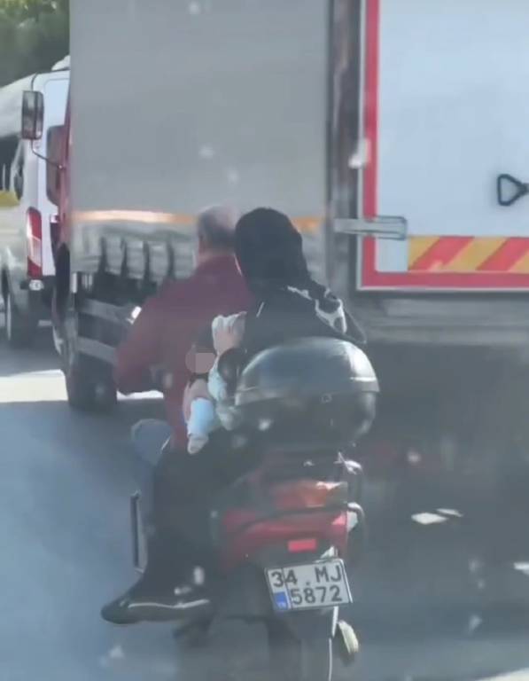Motosiklette kasksız 4 kişi seyahat ettiler! O anlar kamerada