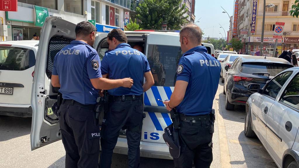 Elazığ'da bıçaklı saldırgan, kaçmasın diye odaya kilitlendi