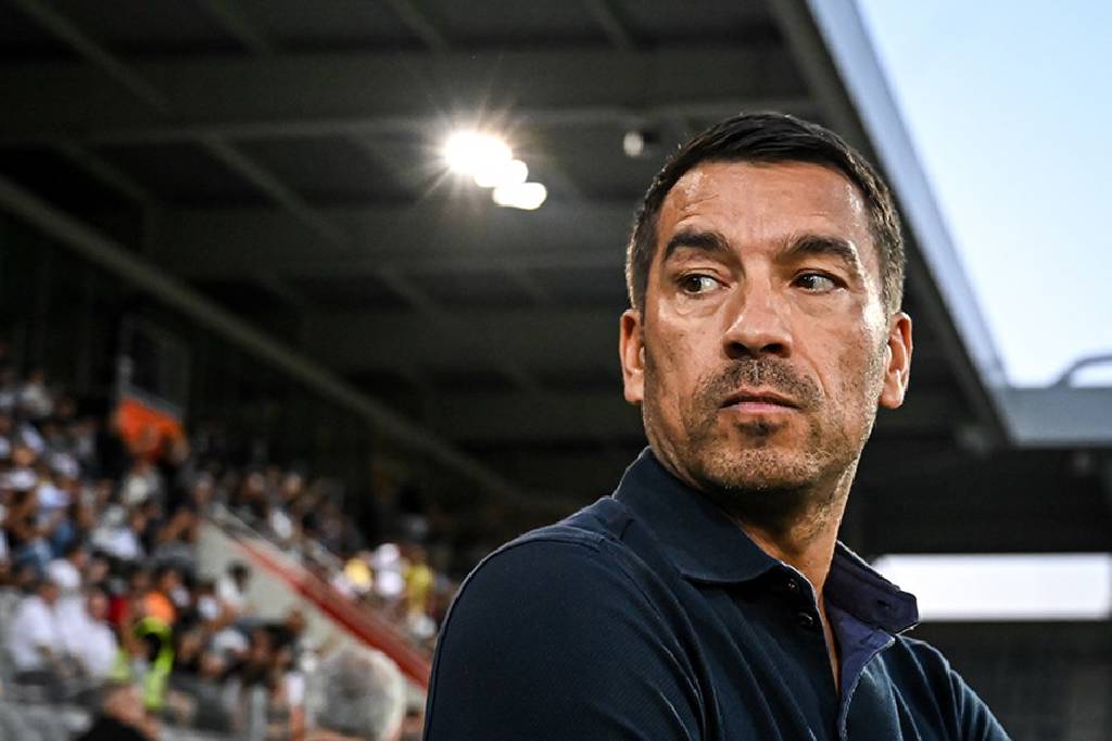 Van Bronckhorst: "rakibe iki gol hediye ettik''