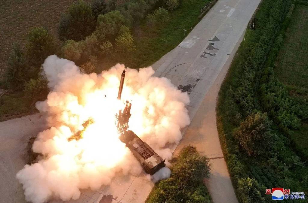 Kuzey Kore'den yeni provokasyon: Birden fazla balistik füze fırlatıldı