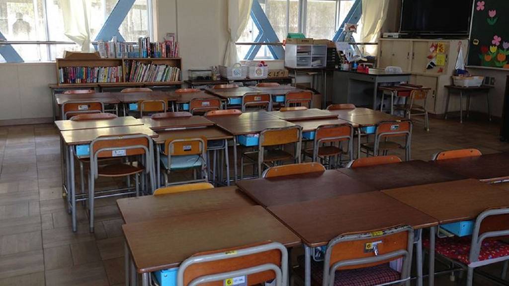 Japonya'da ilkokulda panik! Öğretmen böcek ilacı sıktı, öğrenciler hastanelik oldu