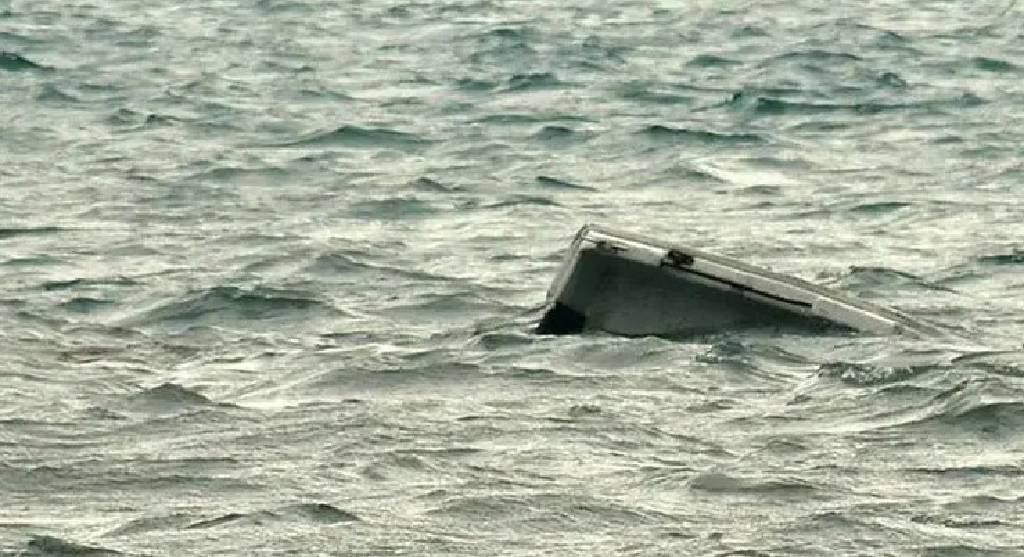 Sisam Adası açıklarında göçmen teknesi battı: 3 ölü