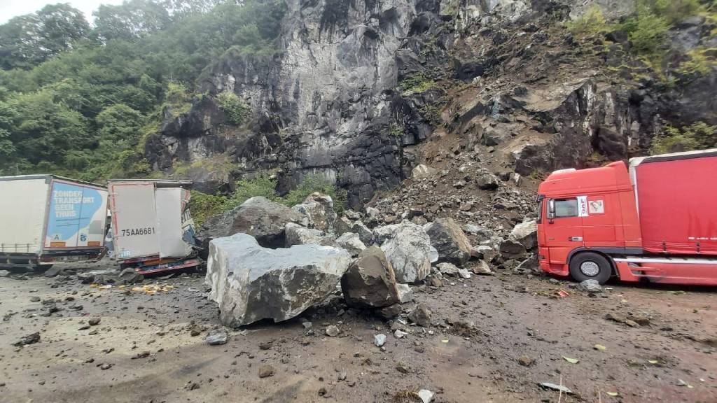 Artvin'de heyelan: İki tır kağıt gibi ezildi
