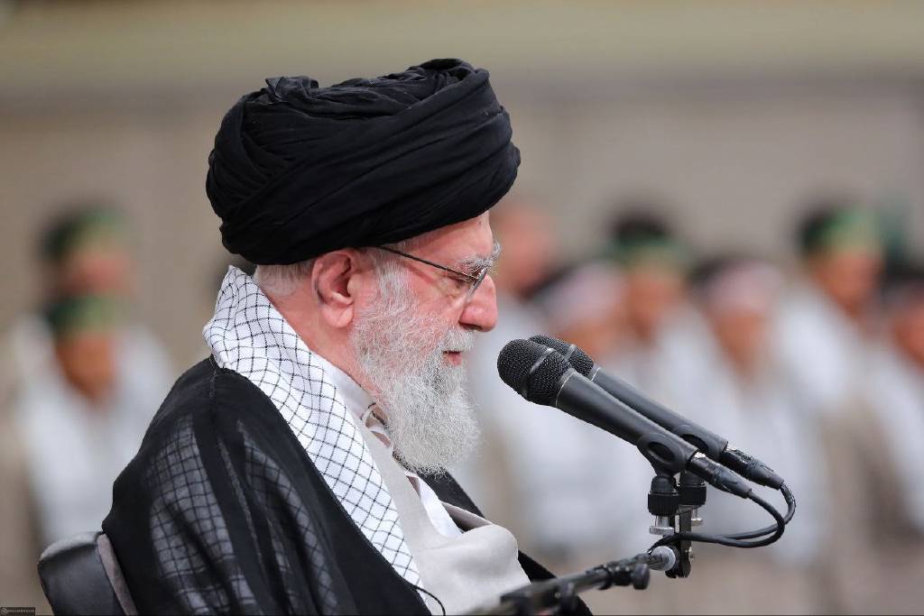 Hamaney: Hizbullah, önemli komutanlarını kaybetse bile diz çökmeyecek