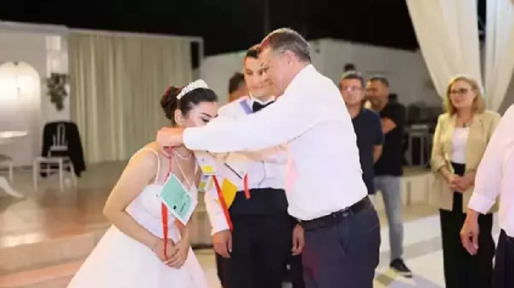 Ne altın ne de para! Belediye başkanının sıra dışı düğün hediyesi herkesi şaşırttı