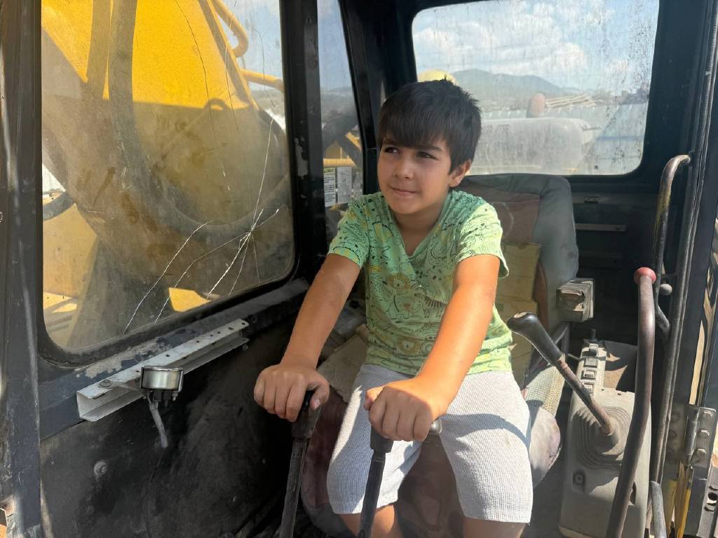 Bursa'da 7 yaşındaki çocuk iş makineleri kullanıyor