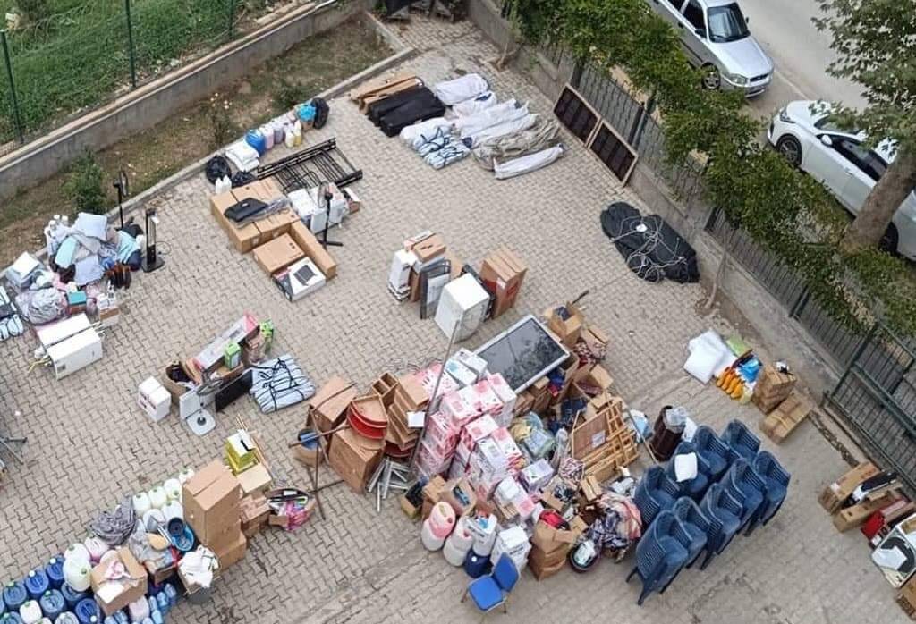 Deprem malzemelerini stoklayıp satan 1'i öğretmen 4 şüpheli tutuklandı