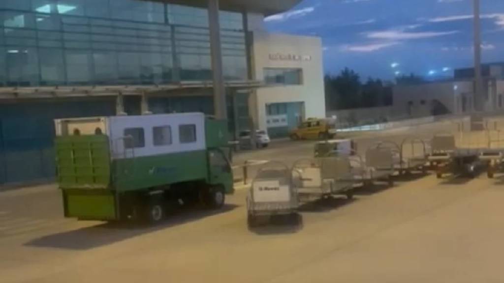Elazığ'da hareketlenmeye hazırlanan uçak, bir yolcunun inmek istemesi üzerine geri döndü