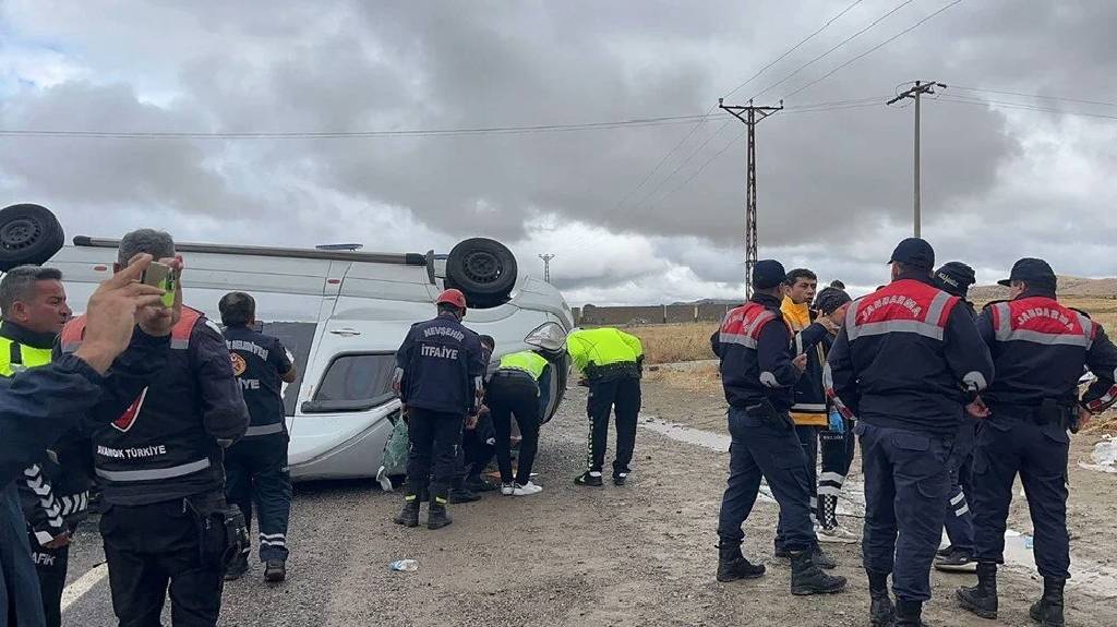 Nevşehir'de turistleri taşıyan minibüs takla attı: Çok sayıda yaralı var