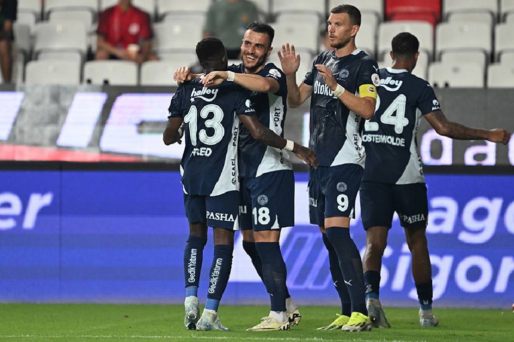 Fenerbahçe 2. yarı bulduğu gollerle galibiyet aldı