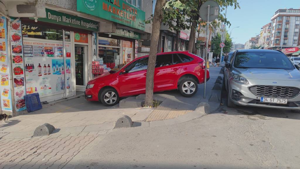Kaza yeri: İstanbul! Fren yerine gaza basan sürücü marketin önüne düştü… 