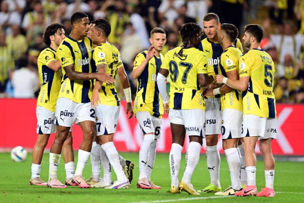 Zirve mücadelesi veren Fenerbahçe, sezonun dikkat çeken ekiplerinden biri olan İzmir temsilcisi Göztepe’yi ağırlıyor