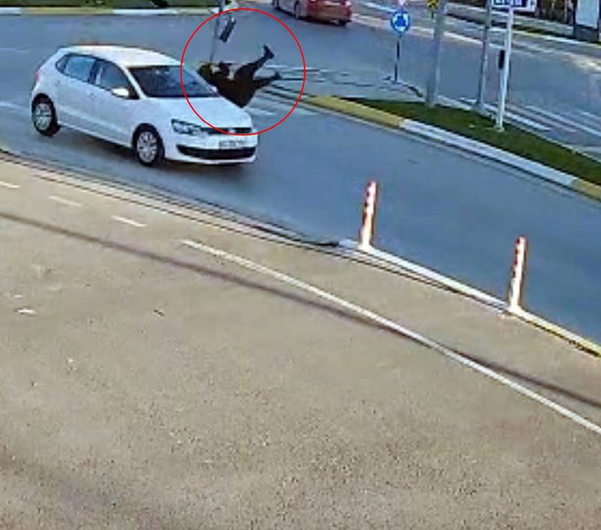 ‘Bu kadarı da olmaz’ dedirten kaza! Camiye giden kadına, 5 dakika arayla iki araç çarptı…