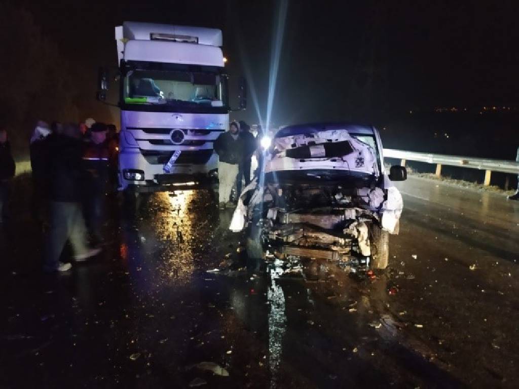 Sinop’ta, hafif ticari araç ile tır çarpıştı: 2 ölü, 2 yaralı