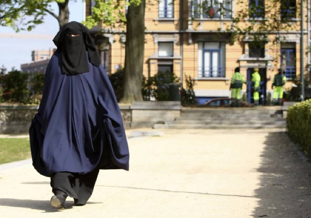 ‘Müslüman kadınları hedef alıyor’ eleştirisi var! İsviçre’deki kamu alanlarında ‘burka’ yasağı başladı…