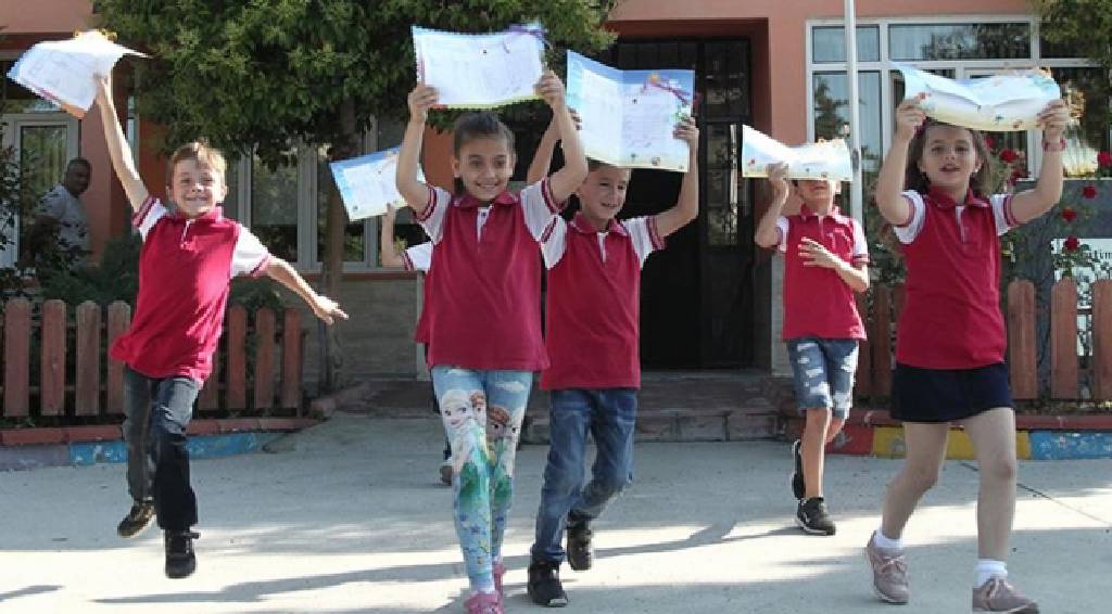 Son zil bugün çalacak! Milyonlarca öğrenci için yarıyıl tatili başlıyor...