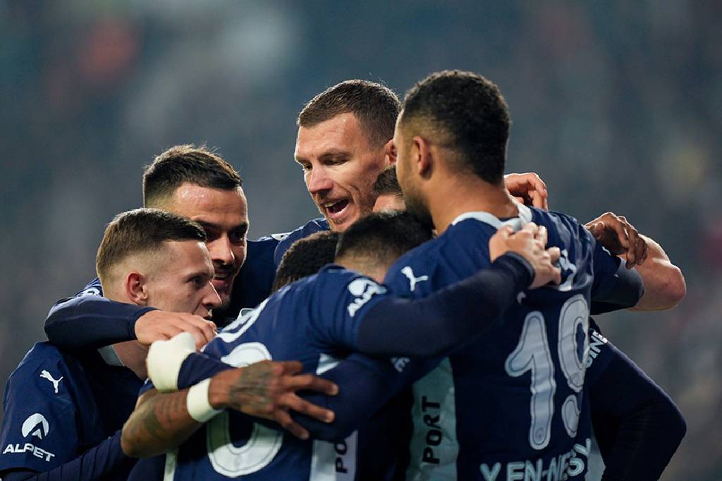 Fenerbahçe, zirve takibini sürdürdü